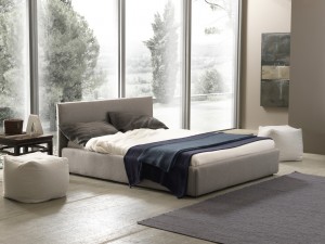 Foto di letti Bolzan bianco e grigio in stanza solare, letto moderno