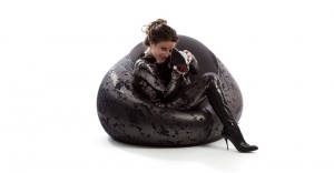 Woman sat on sofas Expandpouf