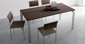 Extendable tables in metal and hardwood