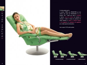 Arredamenti poltrona relax con rotelle reclinabile verde con poggia gambe e donna seduta sopra