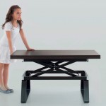 Foto sequenza apertura ed allungamento tavolo multifunzione da parte di una bambina