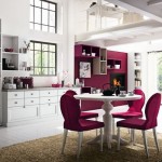 Cucine country Callesella, stile classico colore bianco con sedie e una parete viola