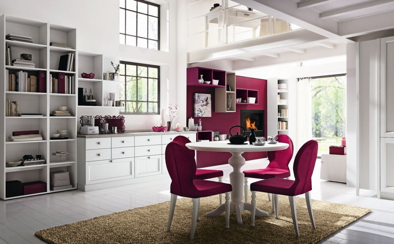 Cucine country Callesella, stile classico colore bianco con sedie e una parete viola