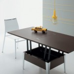 Piccolo tavolo alzabile ed allungabile in legno marrone
