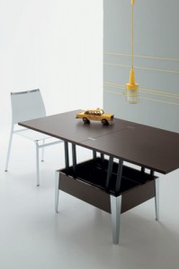 Piccolo tavolo alzabile ed allungabile in legno marrone