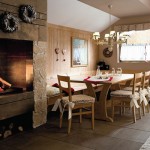 Soggiorni stile country callesella, colore legno fieno con caminetto fuoco vicino al tavolo da pranzo con cassapanca