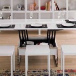 Piccolo tavolo alzabile ed allungabile in legno bianco, con sgabelli intorno