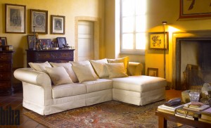 Divano biba salotti classico bianco su sfondo casa antica con caminetto